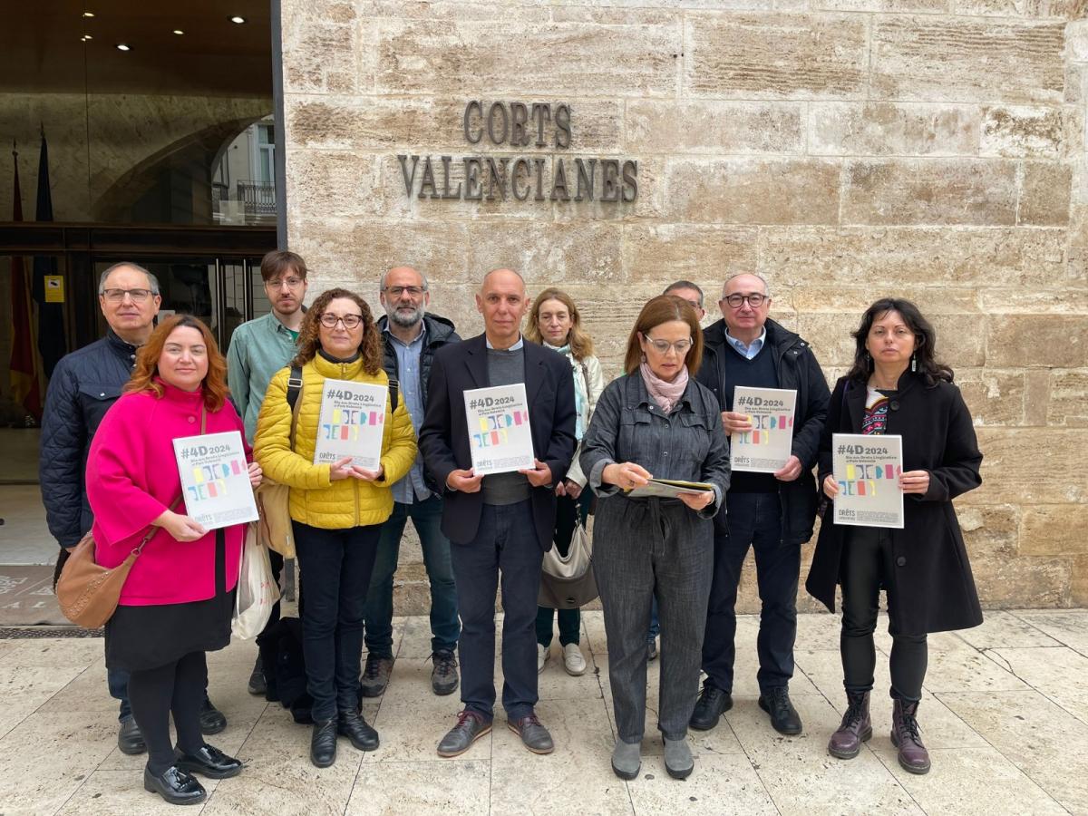 Representants de les entitats que han presentat l'Informe de vulneracions lingstiques 2024